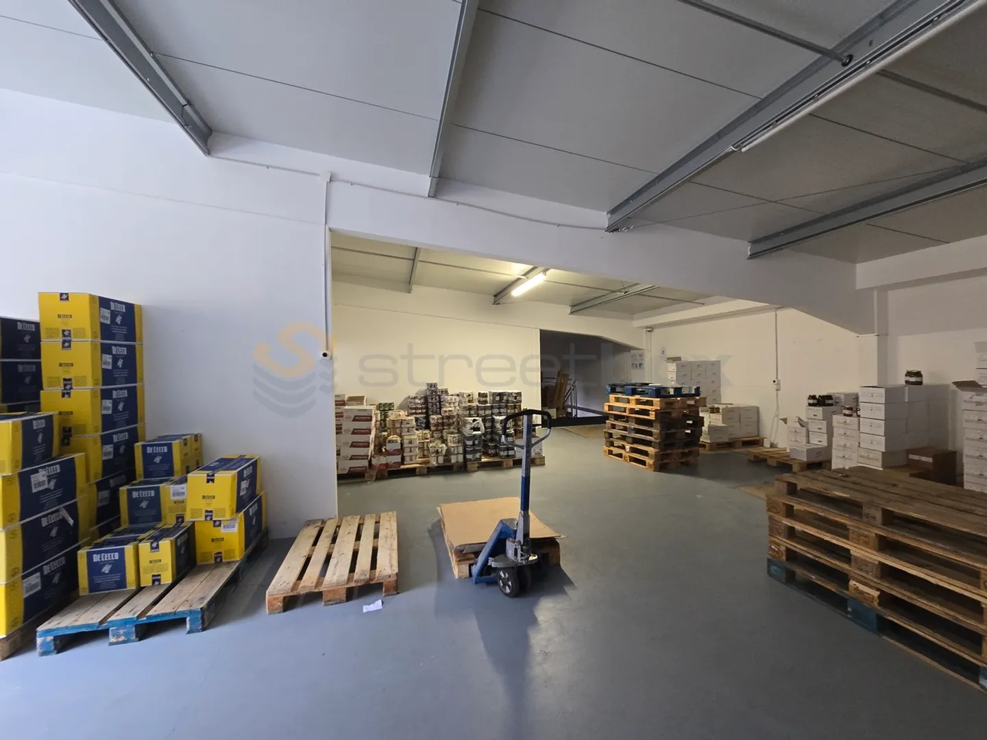 Fourfold street box of 460 m2 very well located! - Photo 5 of 9