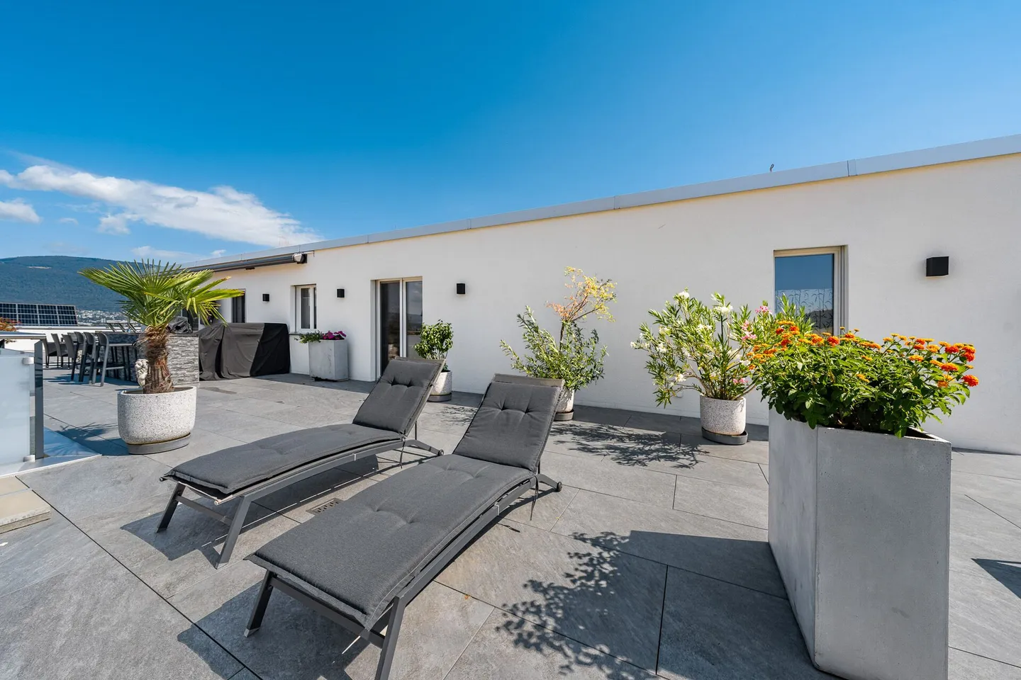 Appartement penthouse exclusif de 5,5 pièces avec terrasse de 152 m² et vue dégagée ! - Photo 2 sur 26