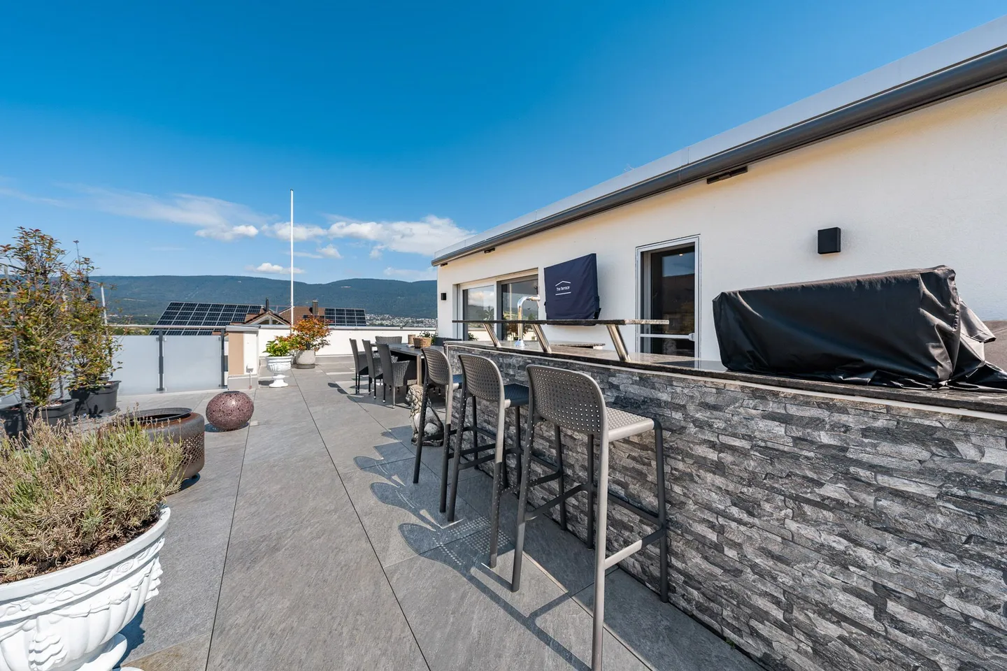 Appartement penthouse exclusif de 5,5 pièces avec terrasse de 152 m² et vue dégagée ! - Photo 3 sur 26