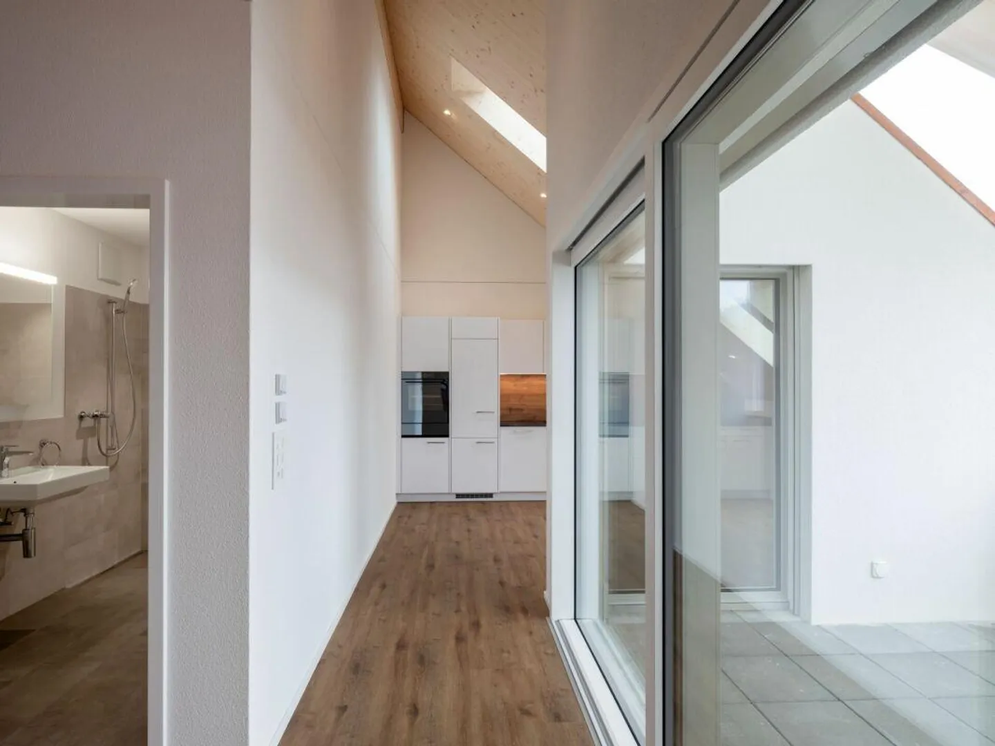 Appartement penthouse 2.5 pièces de haute qualité à louer - Photo 2 sur 10