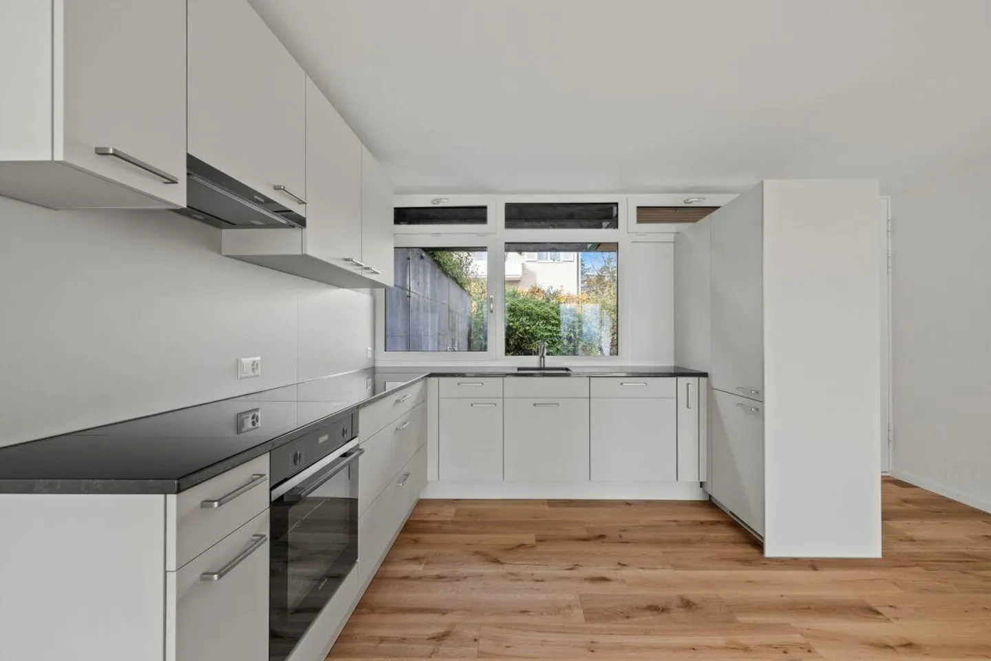 Frisch renoviertes, modernes 4.5-Zimmer-Reihenendhaus mit Garage. - Foto 2 von 17