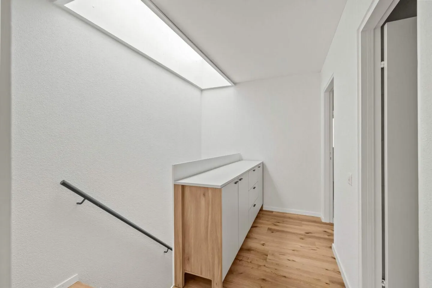 Frisch renoviertes, modernes 4.5-Zimmer-Reihenendhaus mit Garage. - Foto 8 von 17