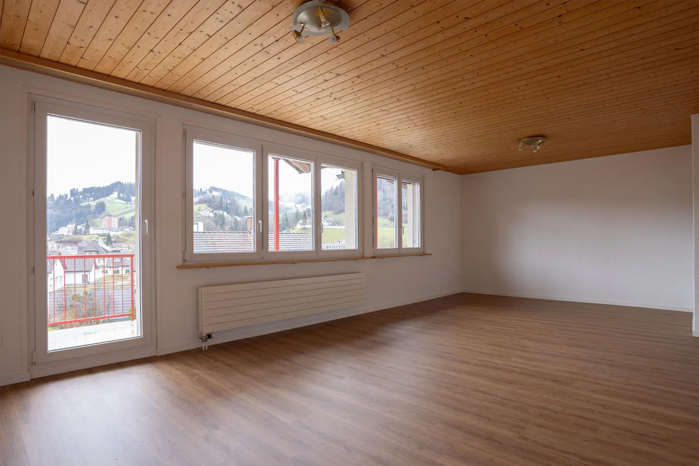 Belle et lumineuse appartement sous les combles avec balcon - Photo 1 sur 16