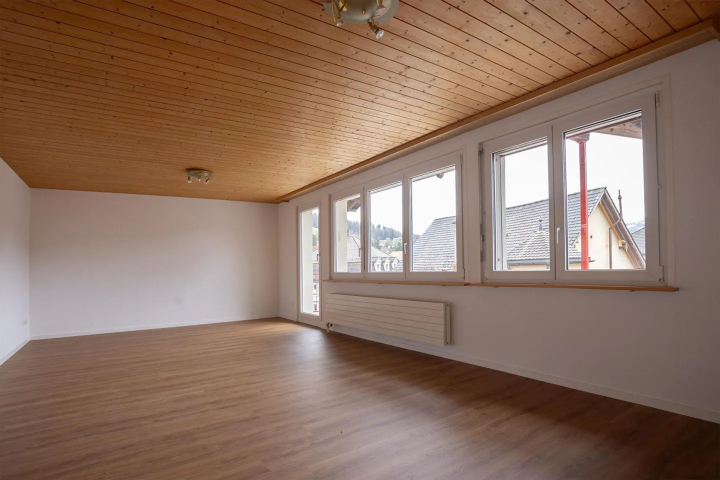Belle et lumineuse appartement sous les combles avec balcon - Photo 2 sur 16