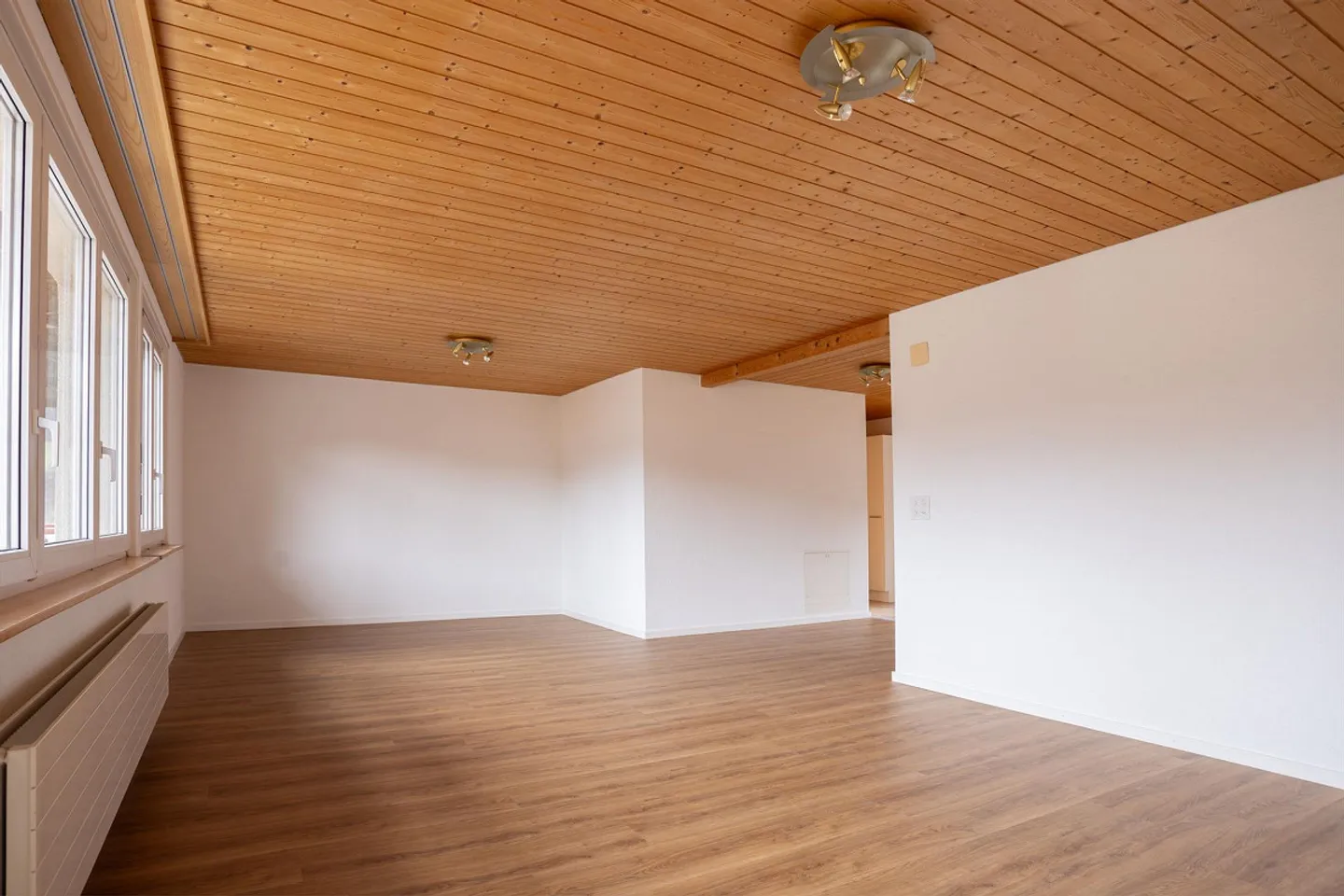 Belle et lumineuse appartement sous les combles avec balcon - Photo 3 sur 16
