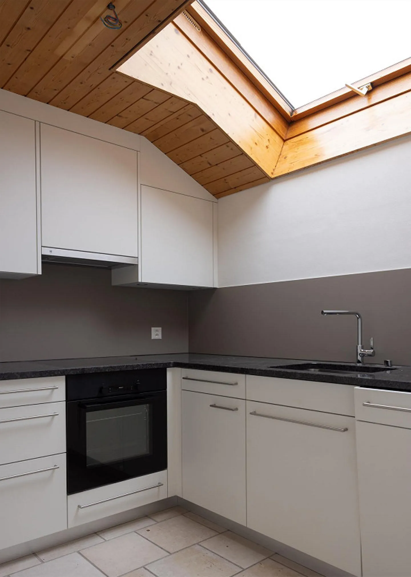 Belle et lumineuse appartement sous les combles avec balcon - Photo 6 sur 16
