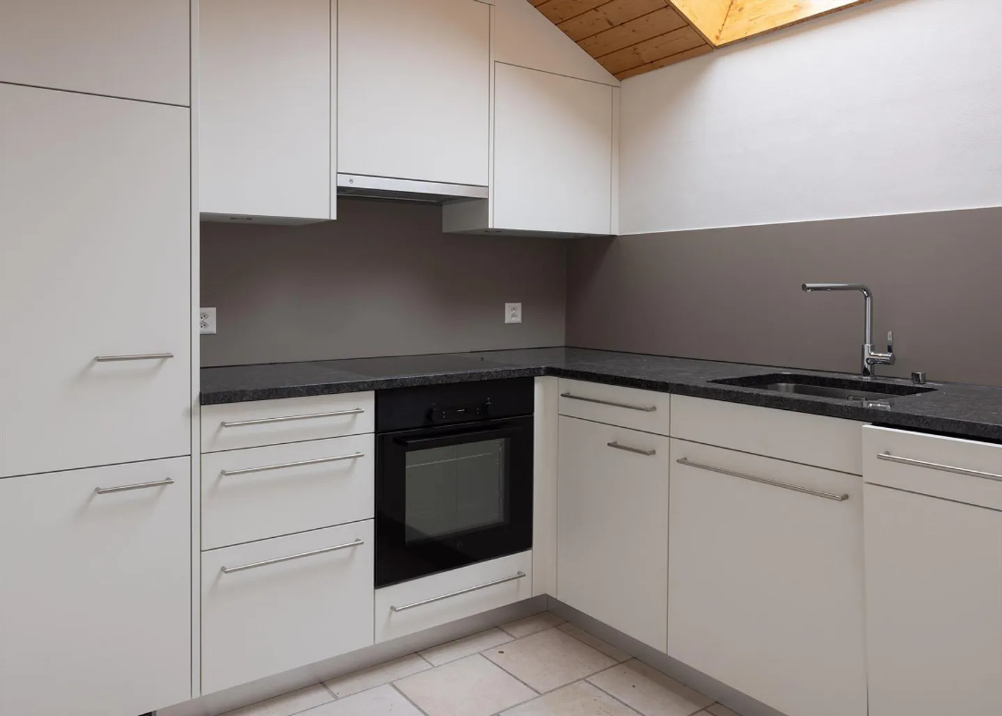 Belle et lumineuse appartement sous les combles avec balcon - Photo 5 sur 16