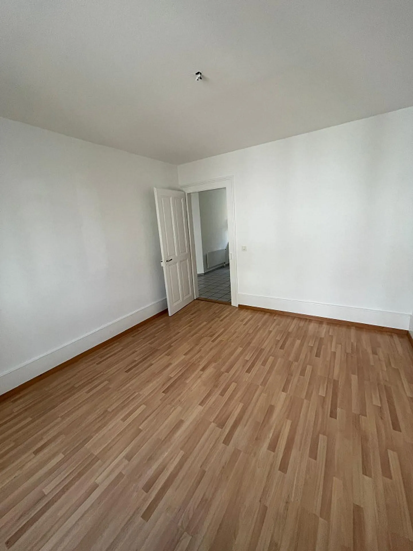 Trasferirsi e sentirsi bene: appartamento di 3 locali appena ristrutturato a Bienne - Foto 10 di 11