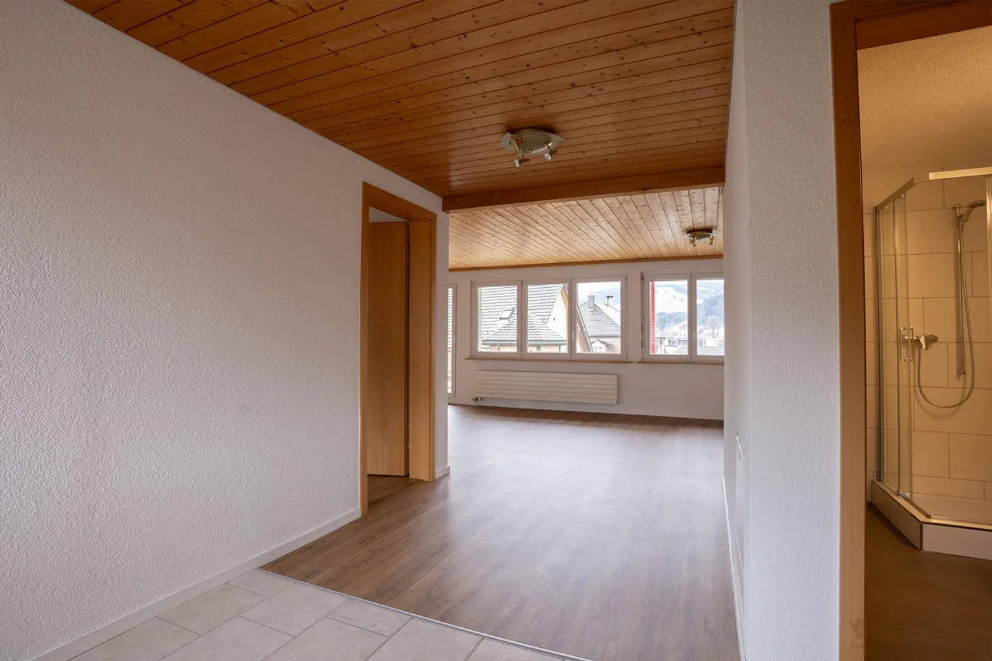 Belle et lumineuse appartement sous les combles avec balcon - Photo 12 sur 16