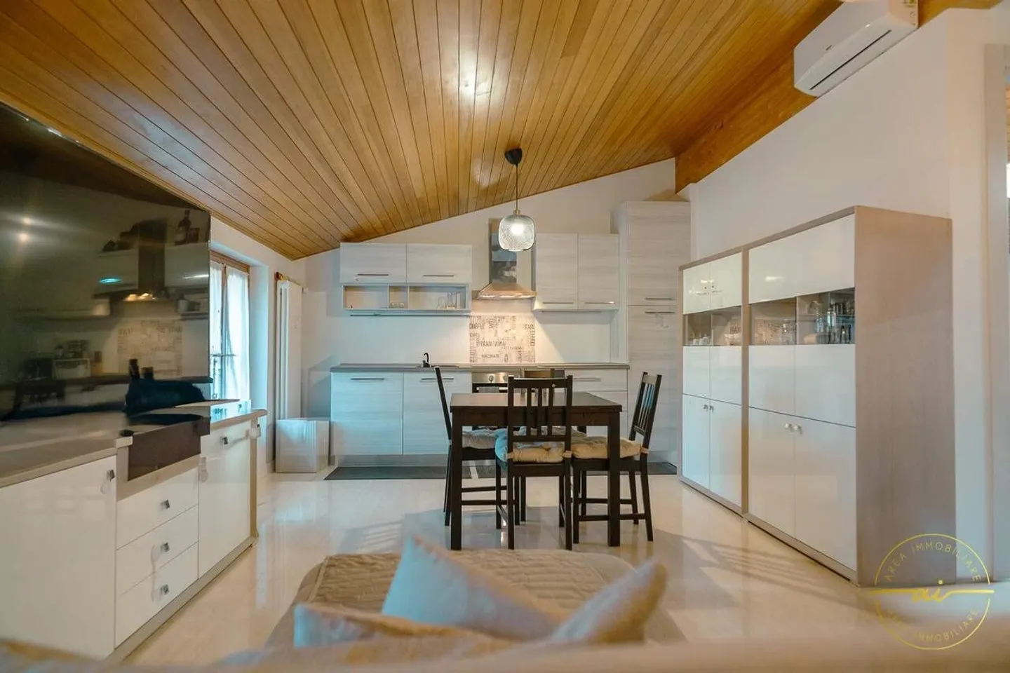 DACHGESCHOSSWOHNUNG 2.5 ZIMMER MIT GROSSER TERRASSE - Foto 2 von 11