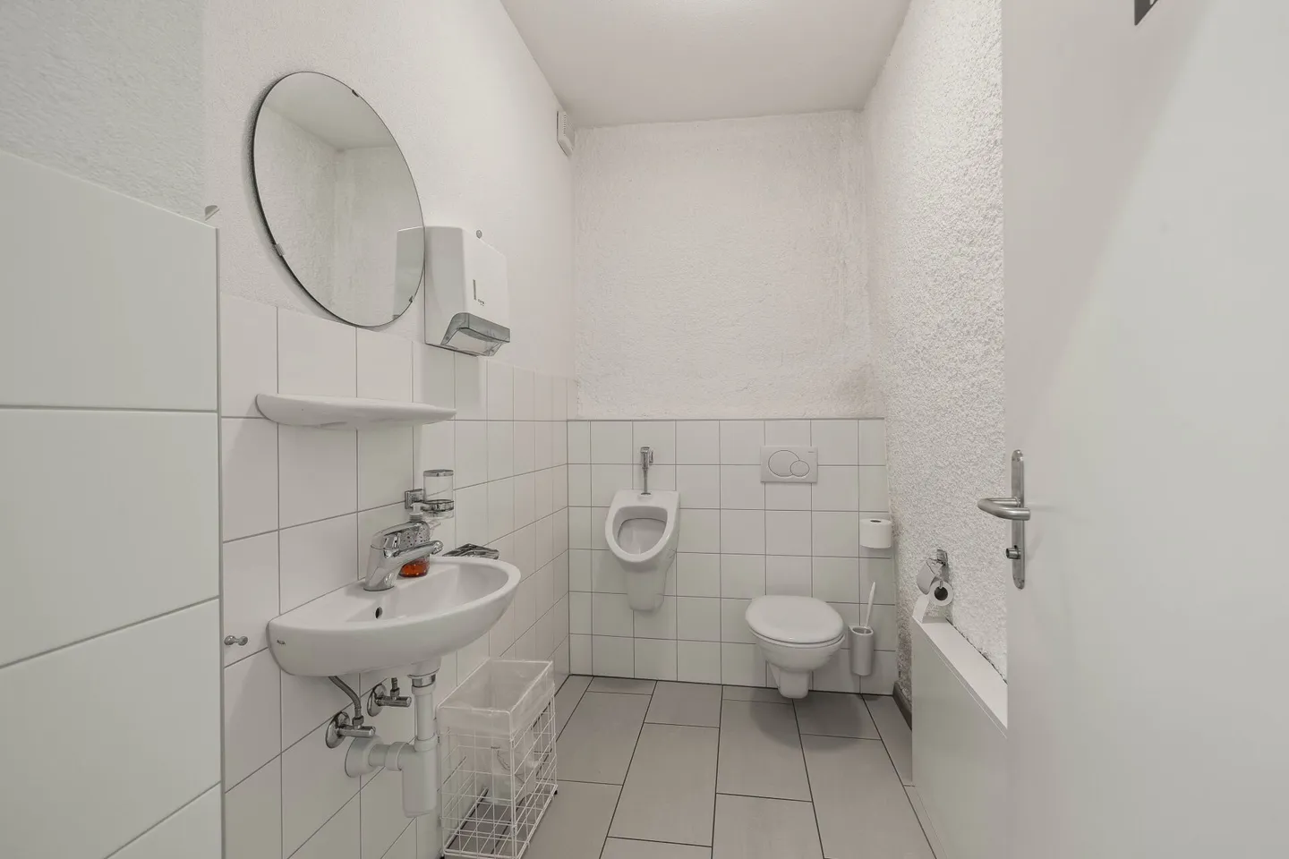 Ufficio arredato incluso sala riunioni e parcheggi - Foto 6 di 8