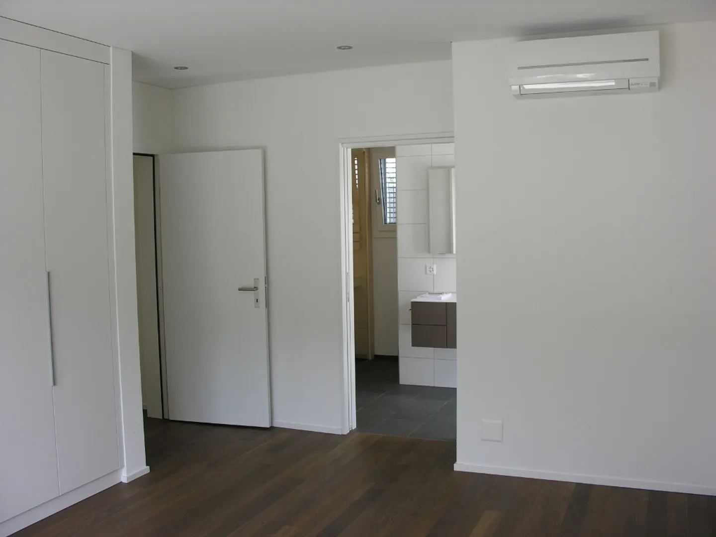 Modern and spacious 4.5-room penthouse apartment in a quiet location - Photo 3 of 12