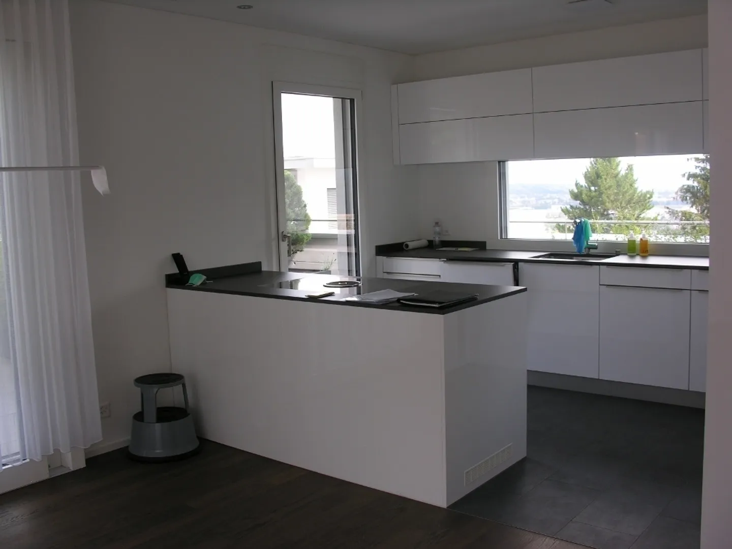 Modern and spacious 4.5-room penthouse apartment in a quiet location - Photo 4 of 12