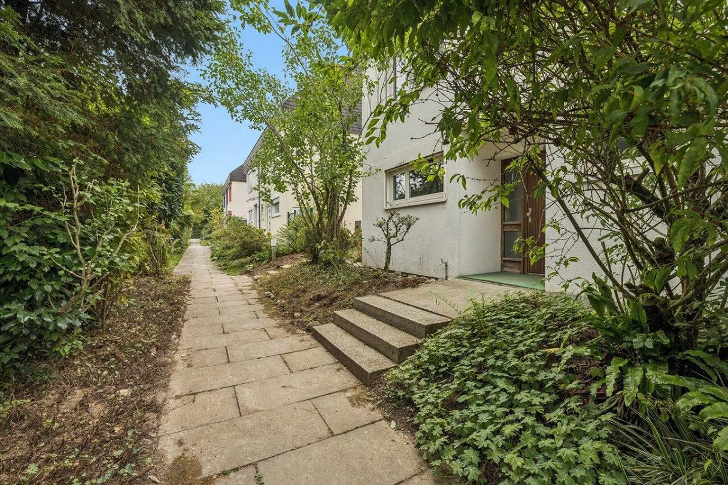 Dream Home at the Edge of the Forest: 5-Room Semi-Detached House in Bottmingen - Photo 4 of 19