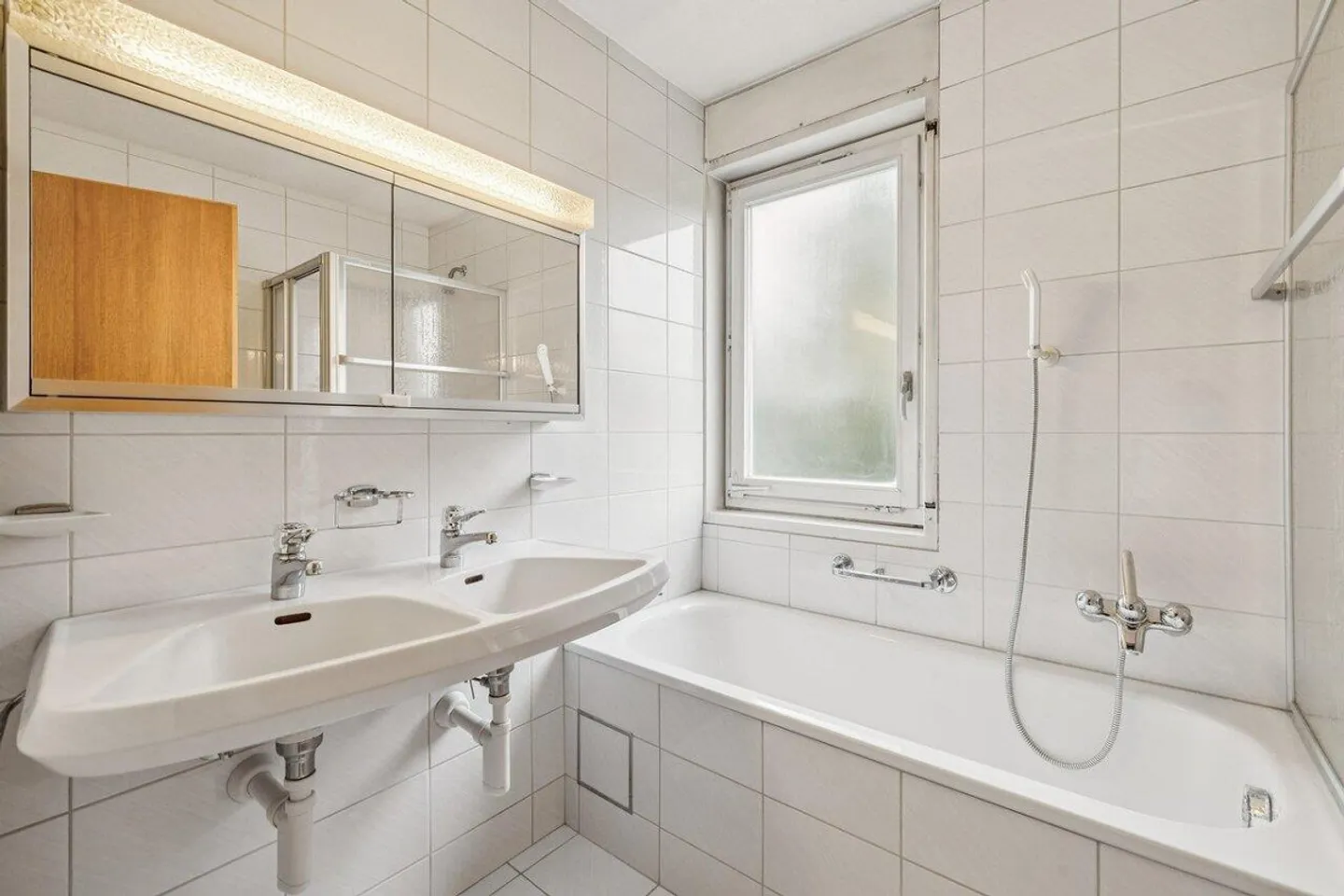 Dream Home at the Edge of the Forest: 5-Room Semi-Detached House in Bottmingen - Photo 13 of 19