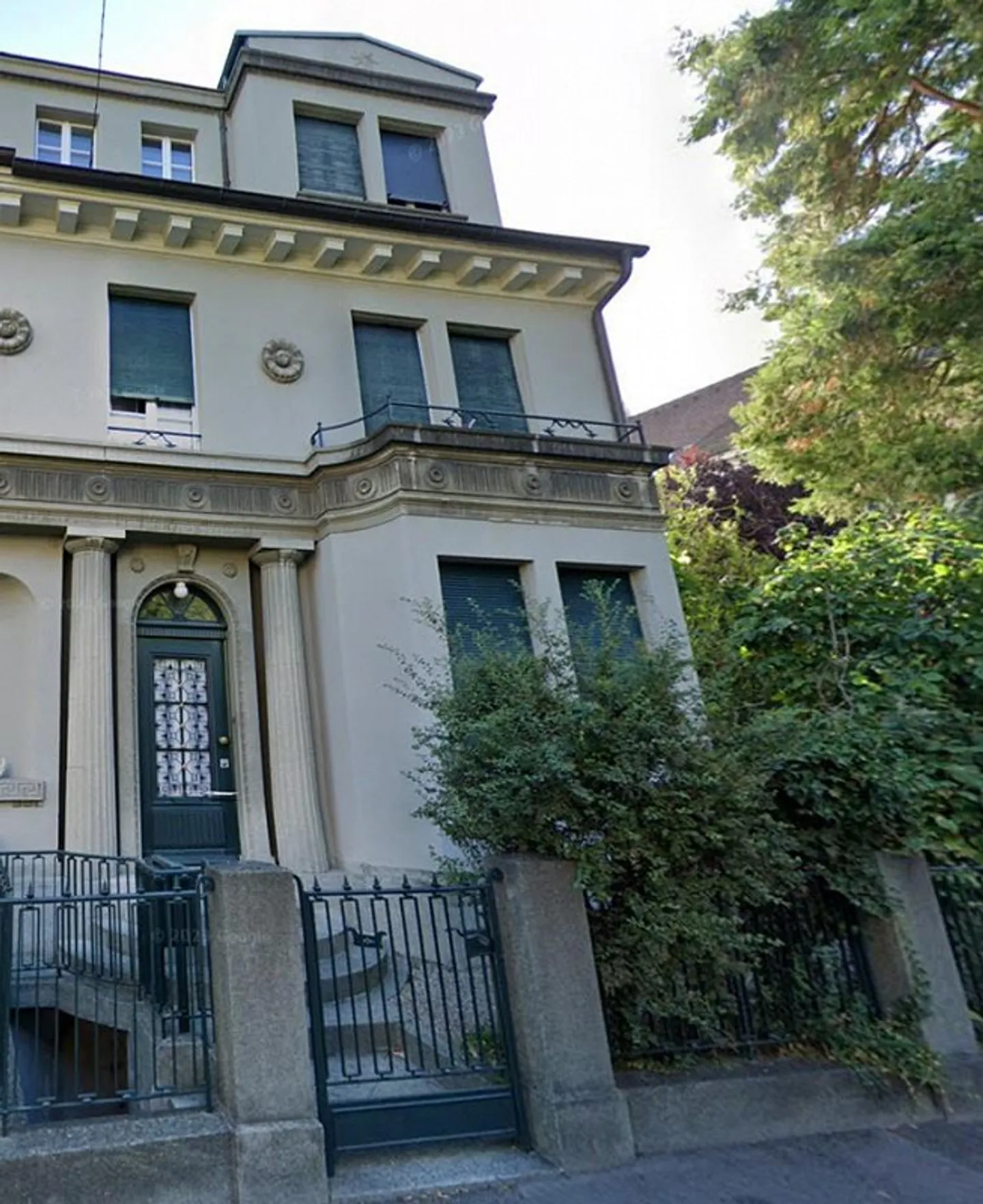 Lover's object: 8-room house in the Bachletten district - Photo 1 of 12