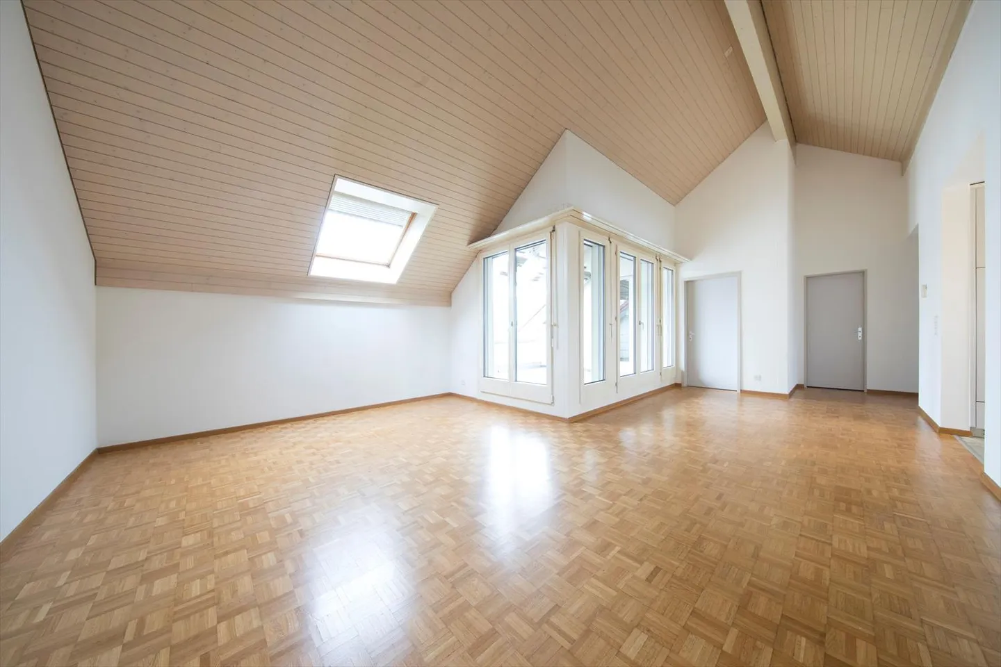 Schöne Dachwohnung! - Foto 2 von 8