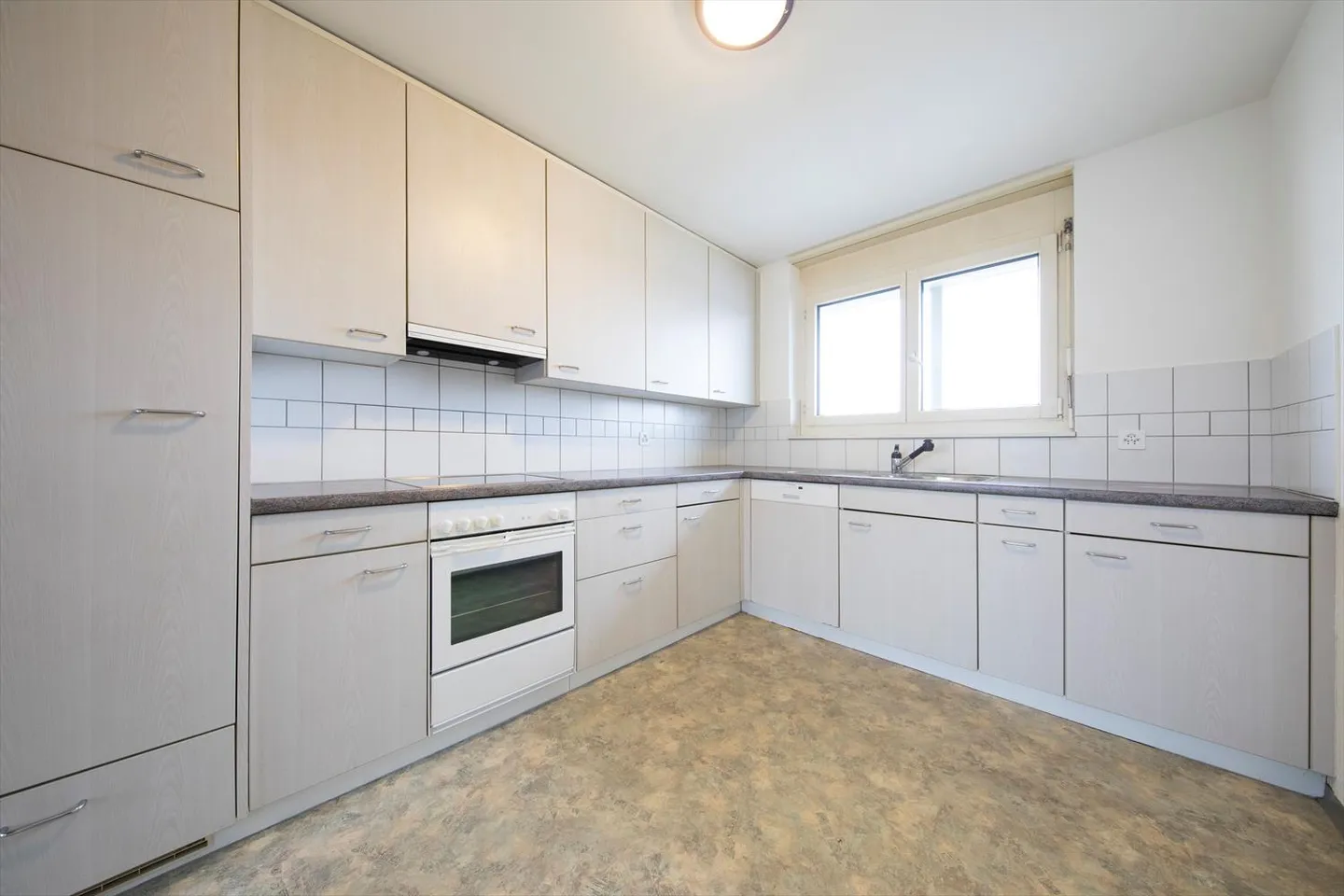 Schöne Dachwohnung! - Foto 4 von 8