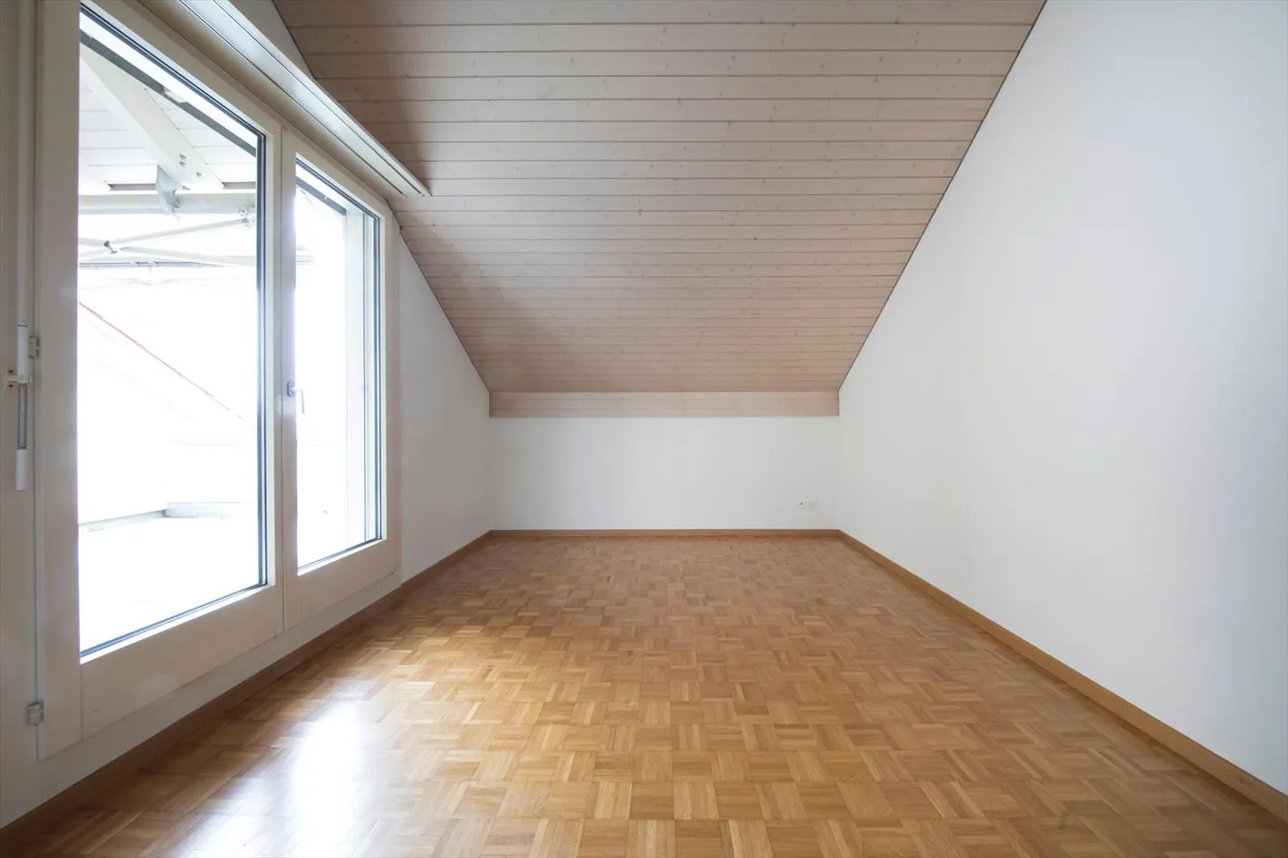 Schöne Dachwohnung! - Foto 6 von 8