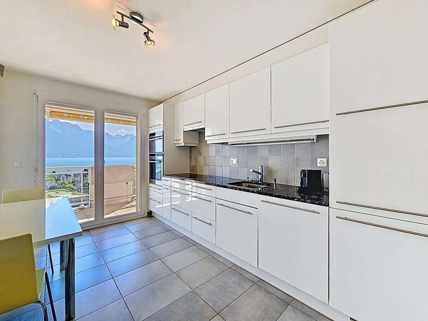 Superb 4-room penthouse with large terrace and panoramic view - Photo 7 of 13