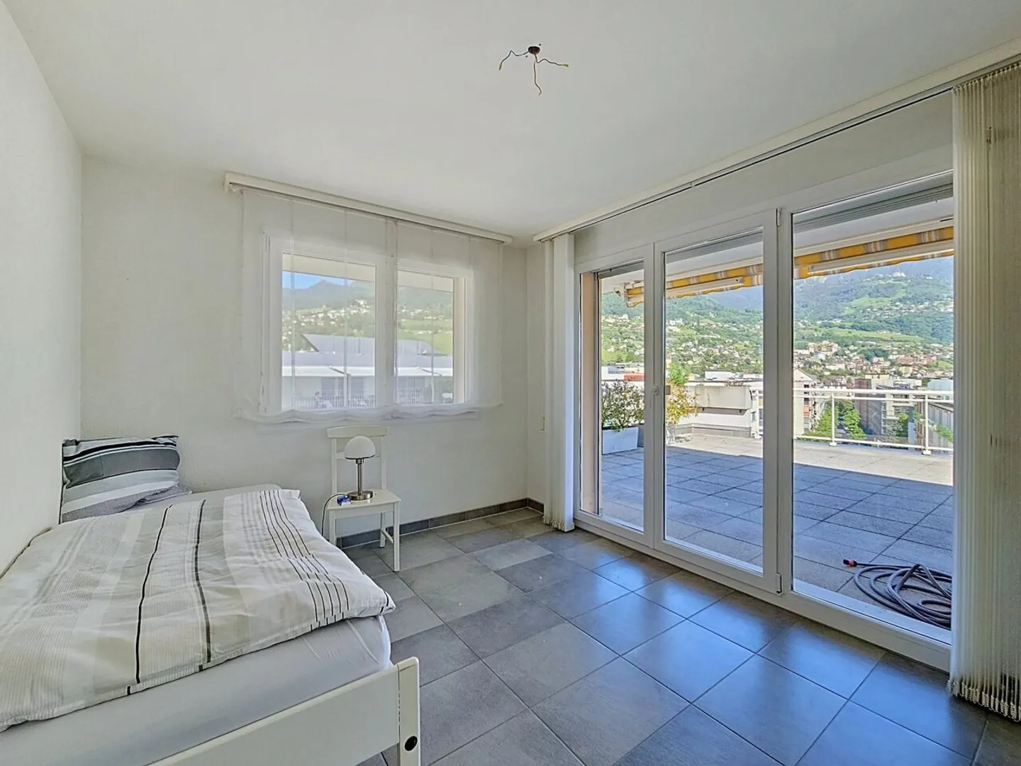 Superb 4-room penthouse with large terrace and panoramic view - Photo 9 of 13