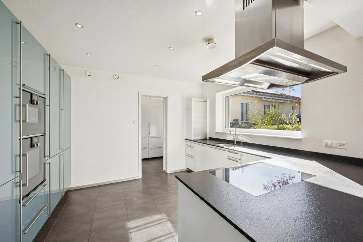 Una casa che lascia spazio per vivere - Casa unifamiliare moderna con giardino - Foto 4 di 15