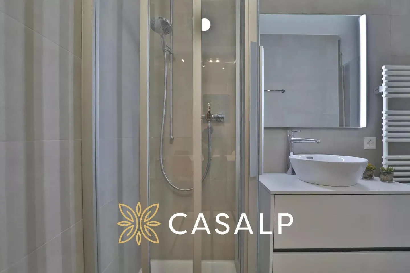 Charming 2.5 room renovated apartment in Crans-Montana - Photo 5 of 13