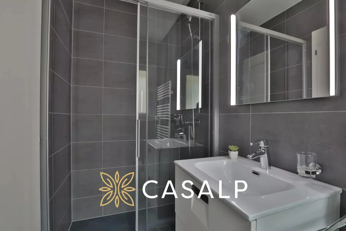 Charming 2.5 room renovated apartment in Crans-Montana - Photo 6 of 13