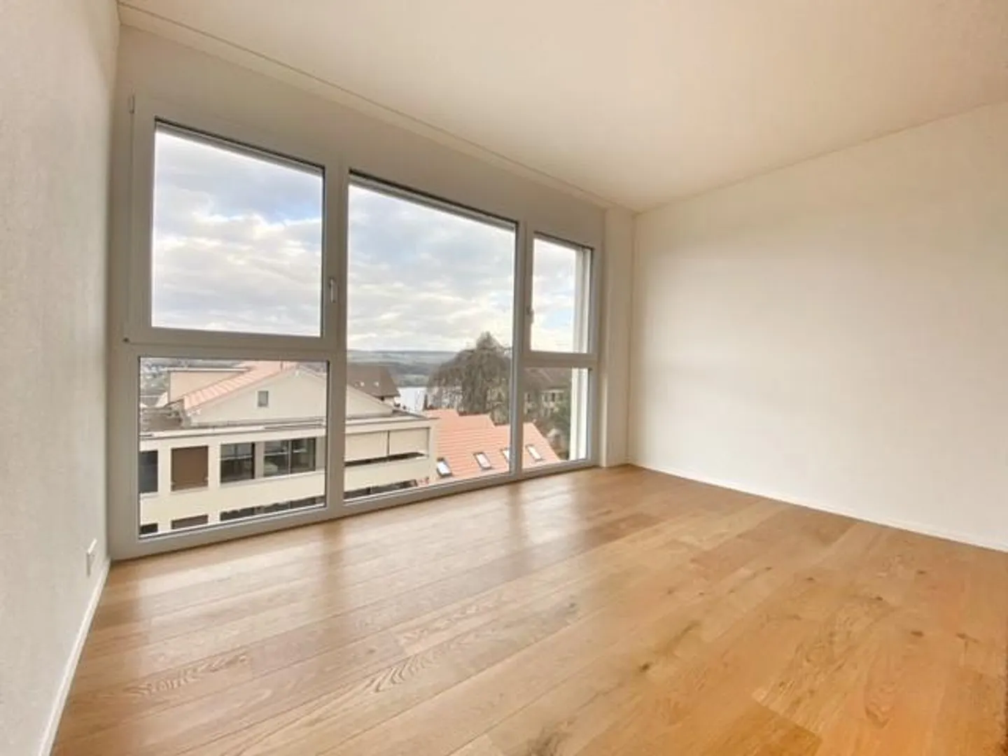 Grosszügige 3.5-Zimmer-Attikawohnung mit 122.7 m² Terrasse in Birrwil - Foto 3 von 5