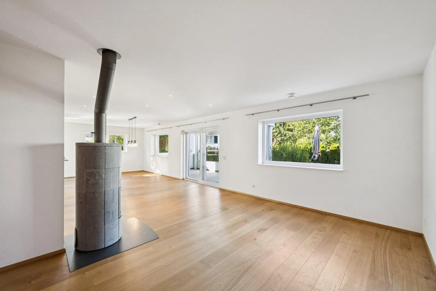 Una casa che lascia spazio per vivere - Casa unifamiliare moderna con giardino - Foto 5 di 15