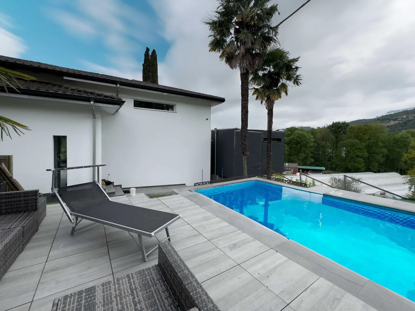 Grande villa avec piscine et jardin près du lac - Photo 5 sur 9