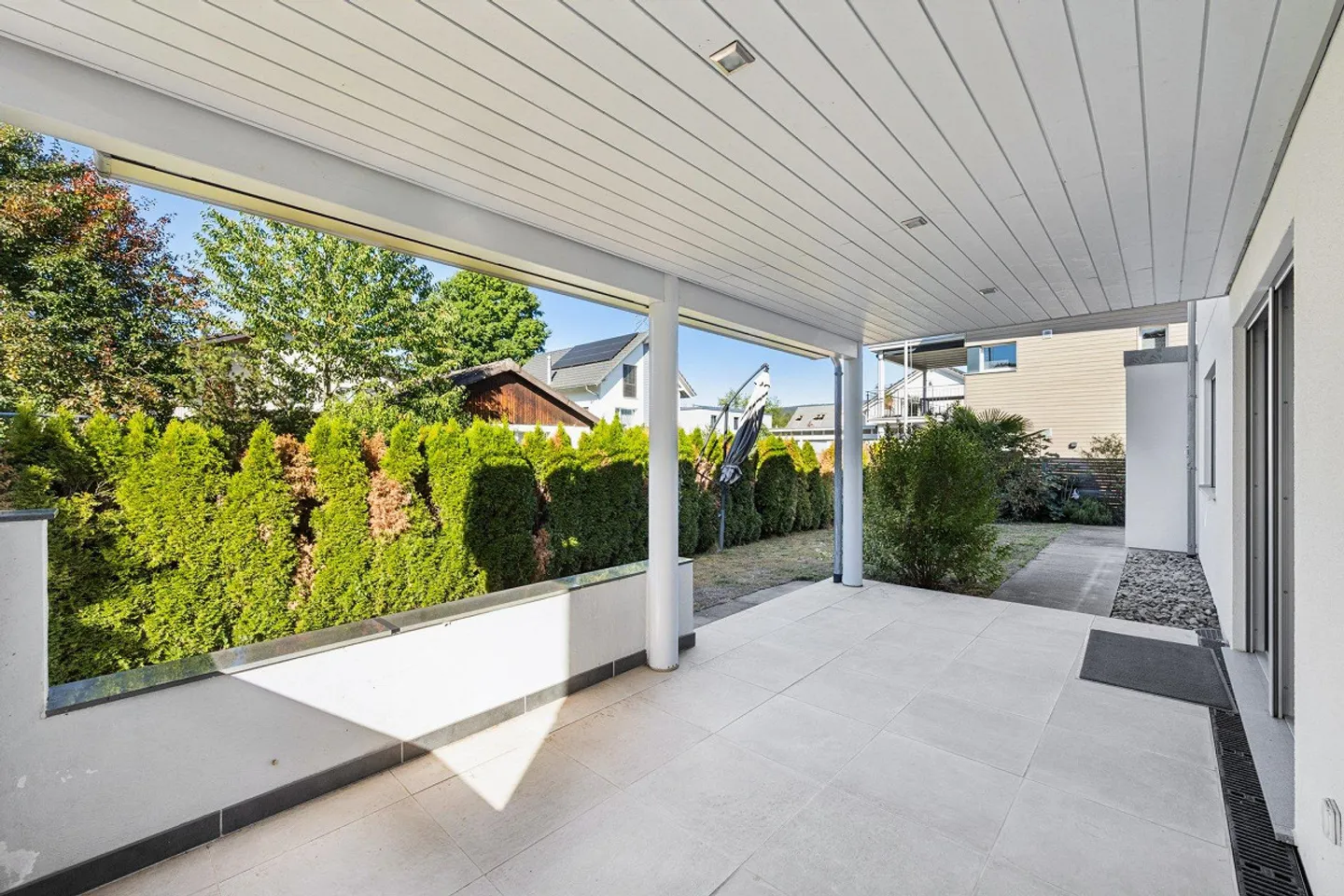 Una casa che lascia spazio per vivere - Casa unifamiliare moderna con giardino - Foto 14 di 15