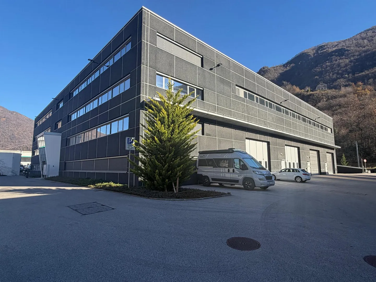 Proprietà commerciale moderna a Mezzovico - Foto 1 di 1