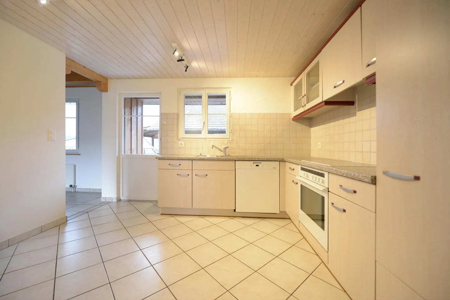 Multi-family house with development potential - Photo 5 of 16