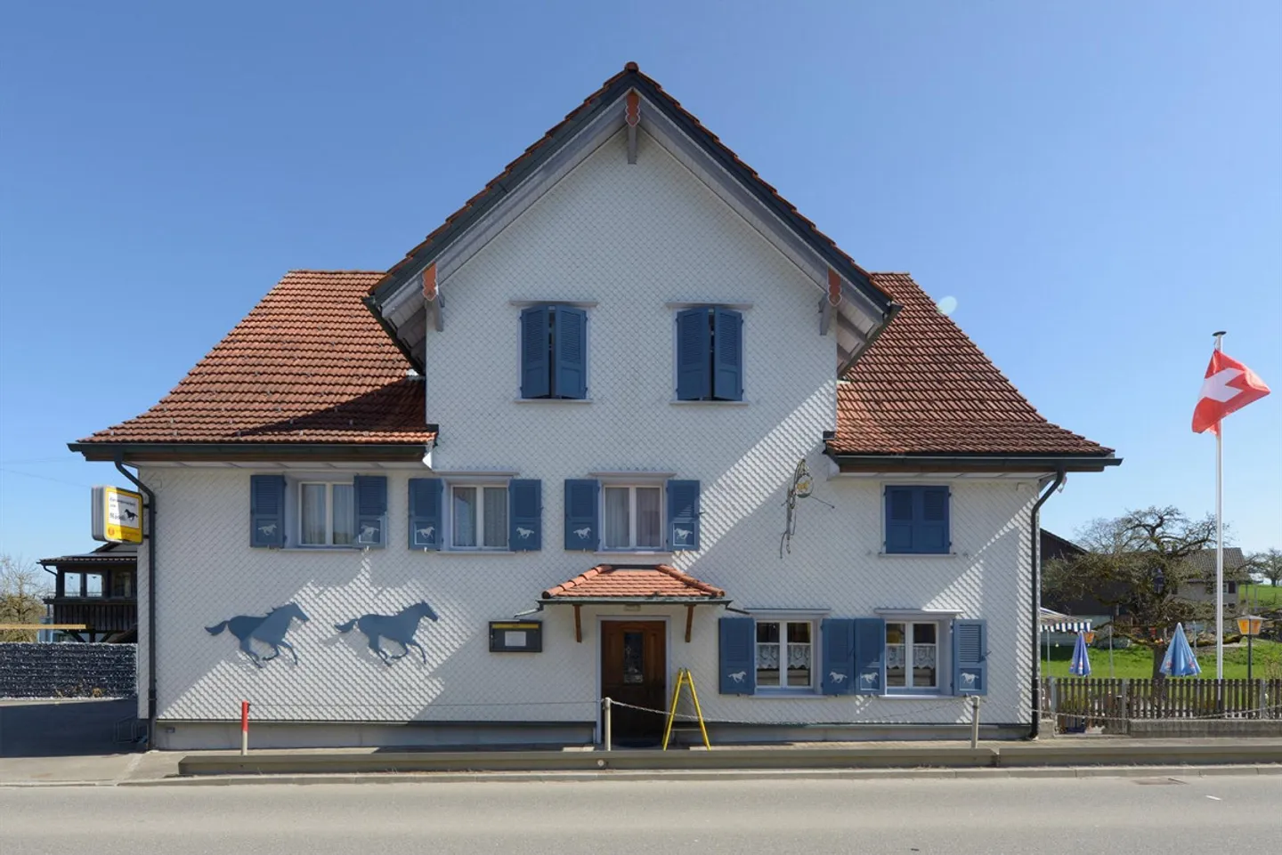 Multi-family house with development potential - Photo 9 of 16