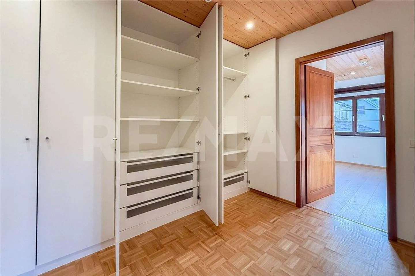 Appartement spacieux de 4,5 pièces dans un style de maison de campagne avec un grand jardin à Wallbach à louer - Photo 9 sur 13