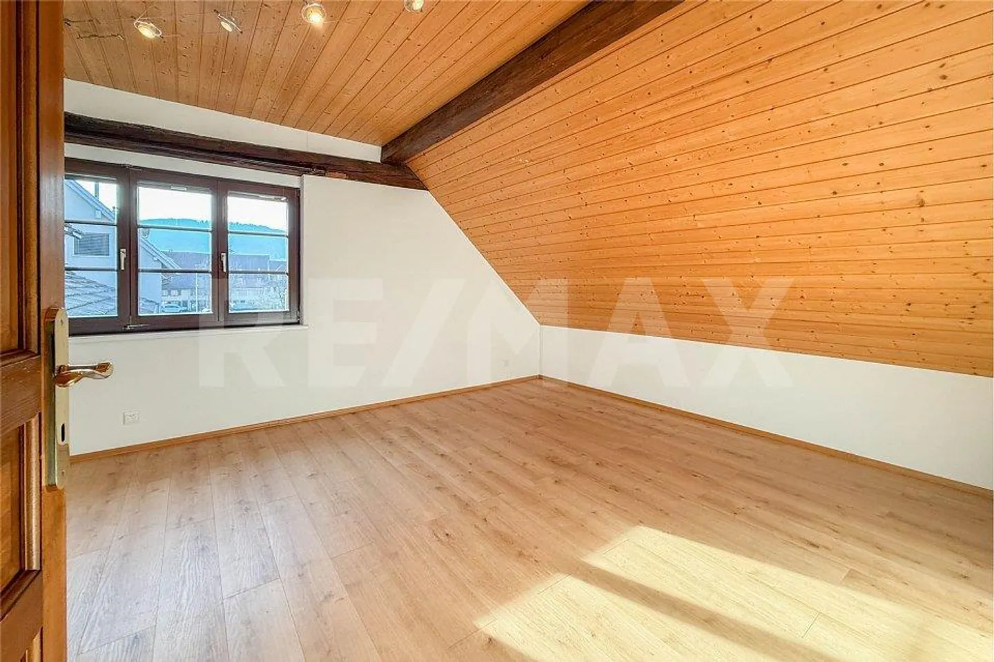 Appartement spacieux de 4,5 pièces dans un style de maison de campagne avec un grand jardin à Wallbach à louer - Photo 10 sur 13