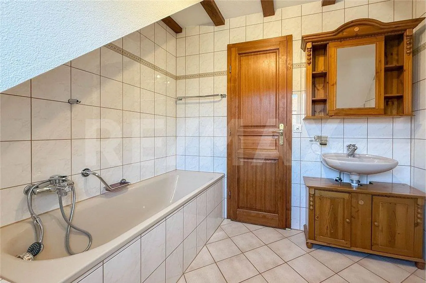 Appartement spacieux de 4,5 pièces dans un style de maison de campagne avec un grand jardin à Wallbach à louer - Photo 12 sur 13