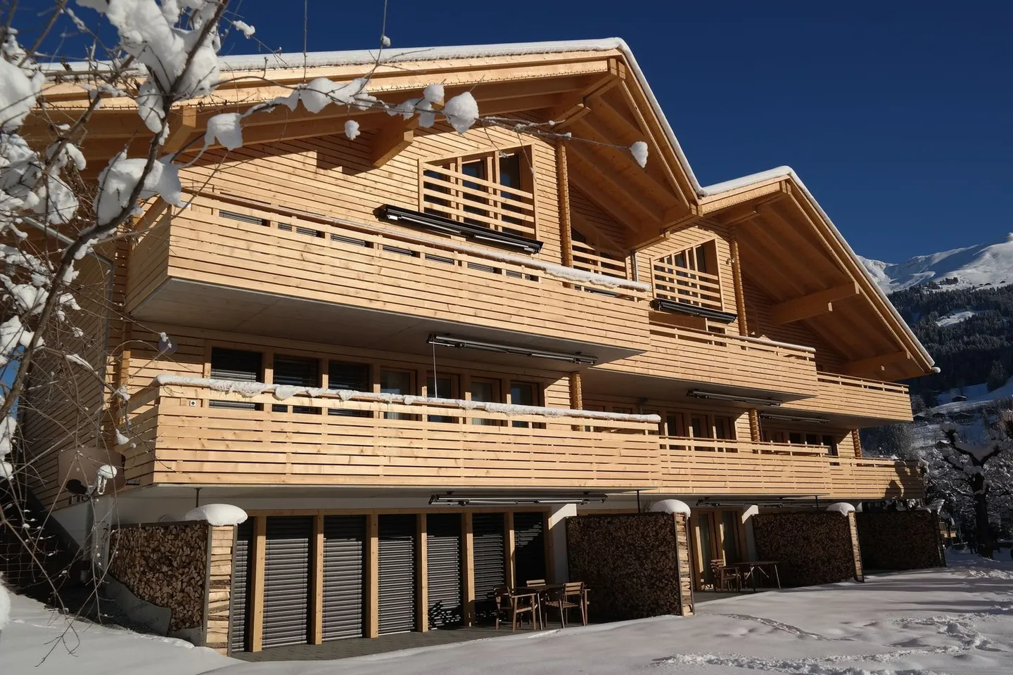Luminoso appartamento per vacanze di 3,5 stanze con grande terrazza e vista sulle montagne nel bellissimo villaggio turistico di Lenk! - Foto 1 di 13