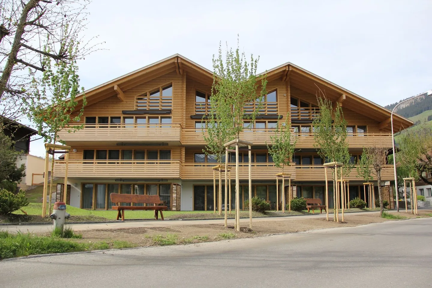 Luminoso appartamento per vacanze di 3,5 stanze con grande terrazza e vista sulle montagne nel bellissimo villaggio turistico di Lenk! - Foto 2 di 13