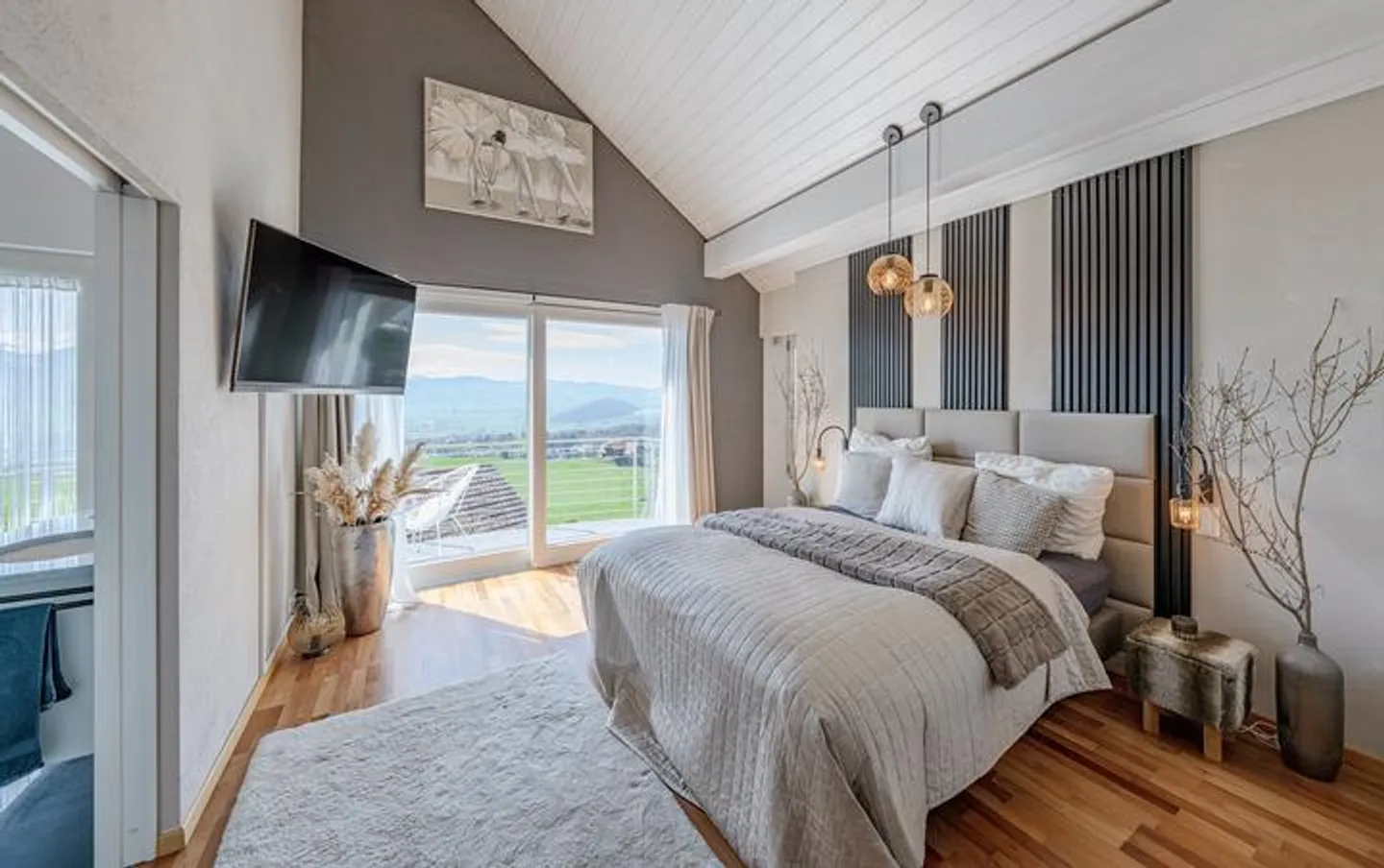 IMPRESSIVE VILLA WITH LAKE AND ALPINE VIEW - Photo 4 of 8