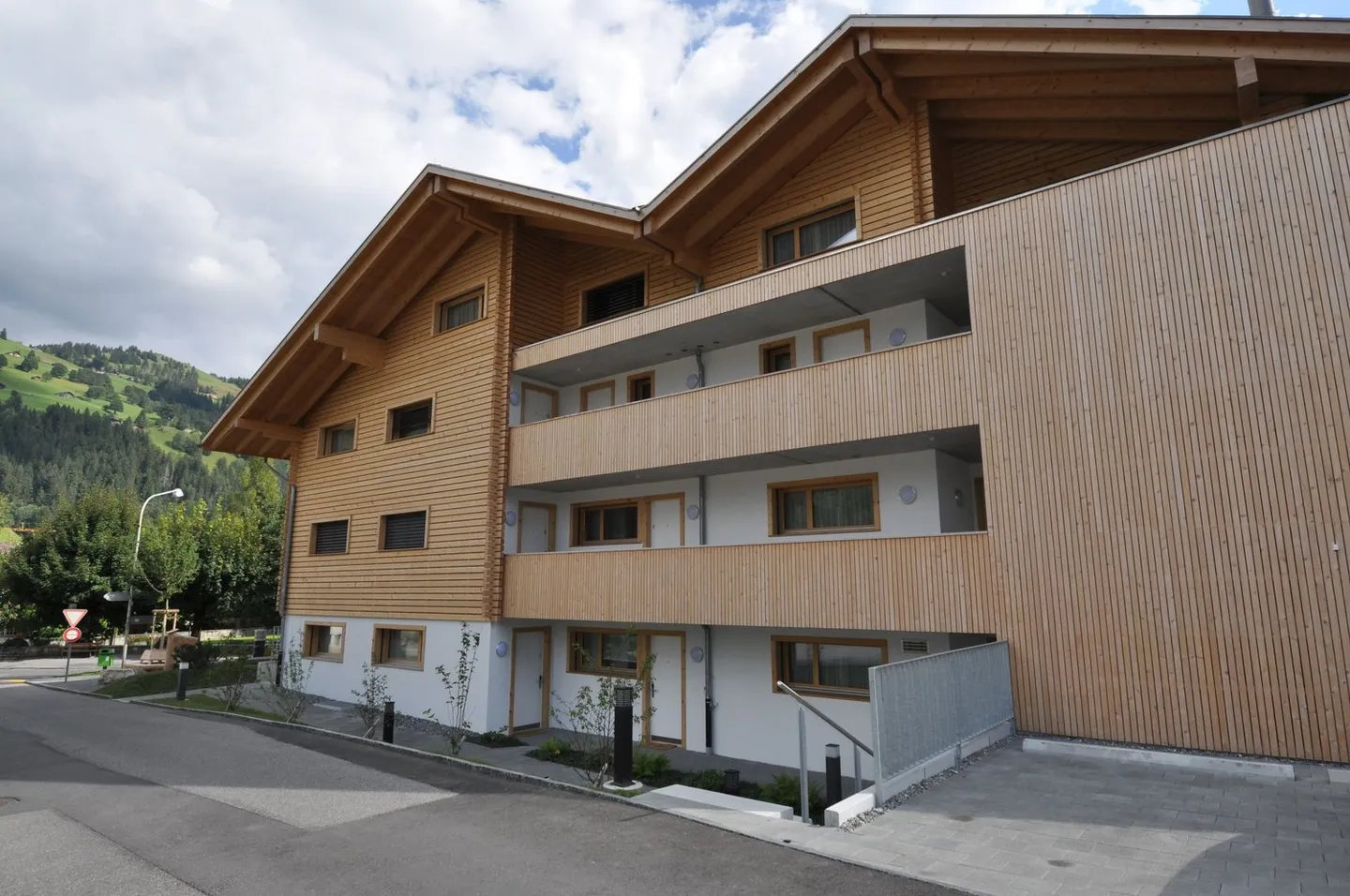 Luminoso appartamento per vacanze di 3,5 stanze con grande terrazza e vista sulle montagne nel bellissimo villaggio turistico di Lenk! - Foto 3 di 13