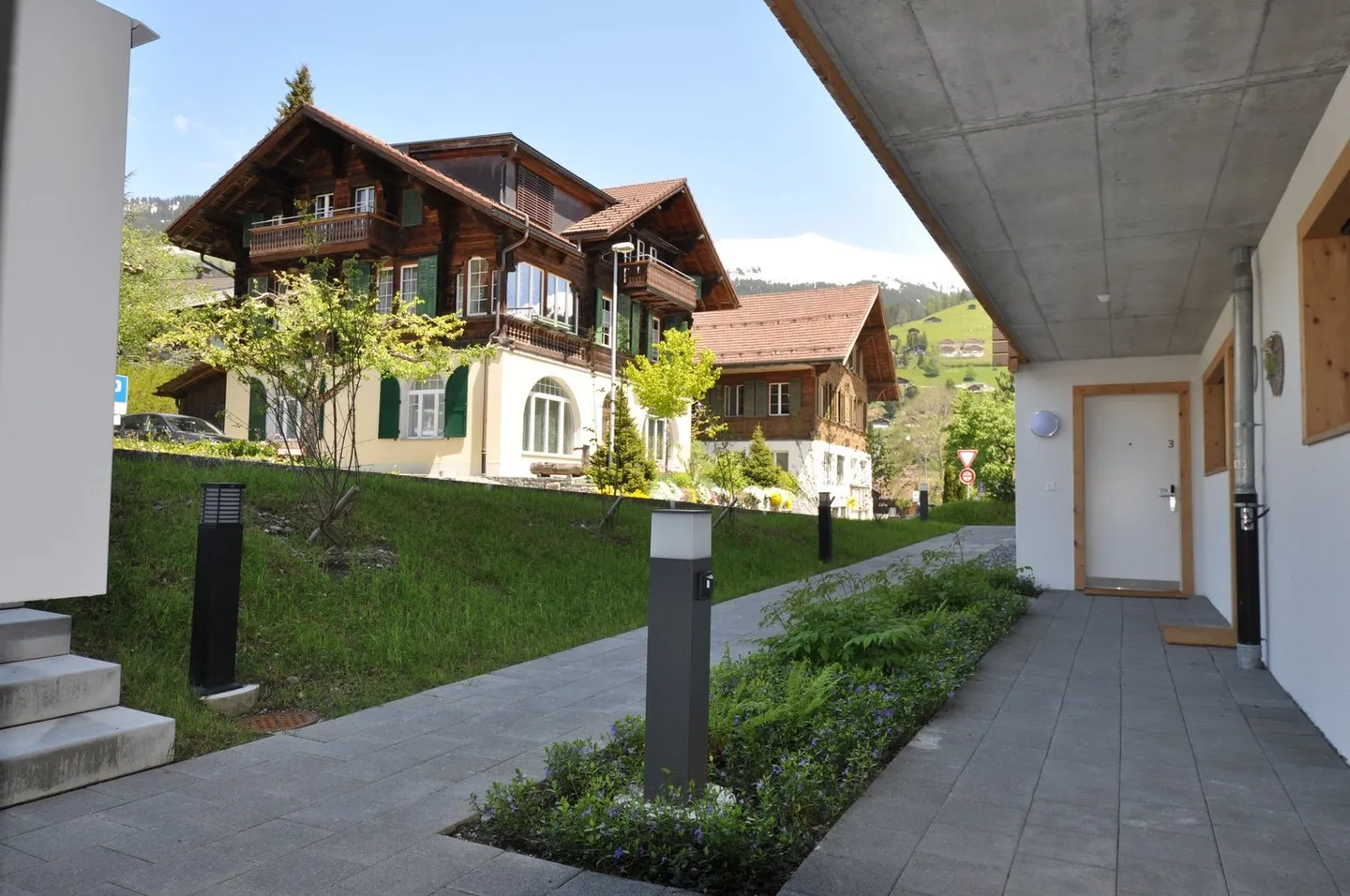 Luminoso appartamento per vacanze di 3,5 stanze con grande terrazza e vista sulle montagne nel bellissimo villaggio turistico di Lenk! - Foto 5 di 13