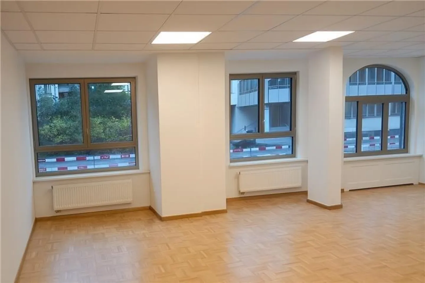 Modern commercial space with optimal accessibility and proximity to the lake - Photo 2 of 7