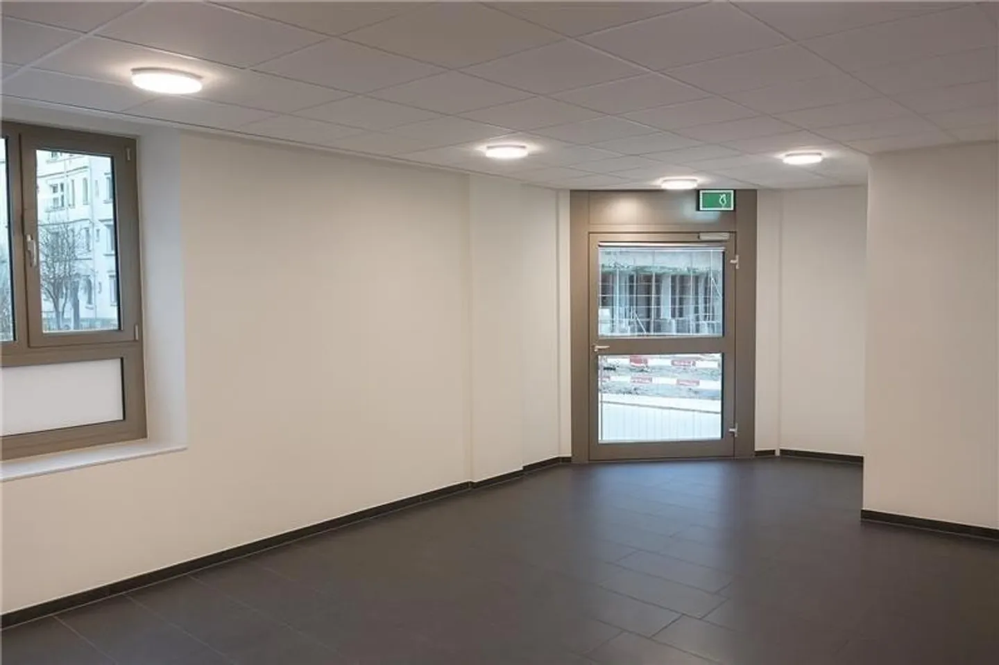 Modern commercial space with optimal accessibility and proximity to the lake - Photo 5 of 7