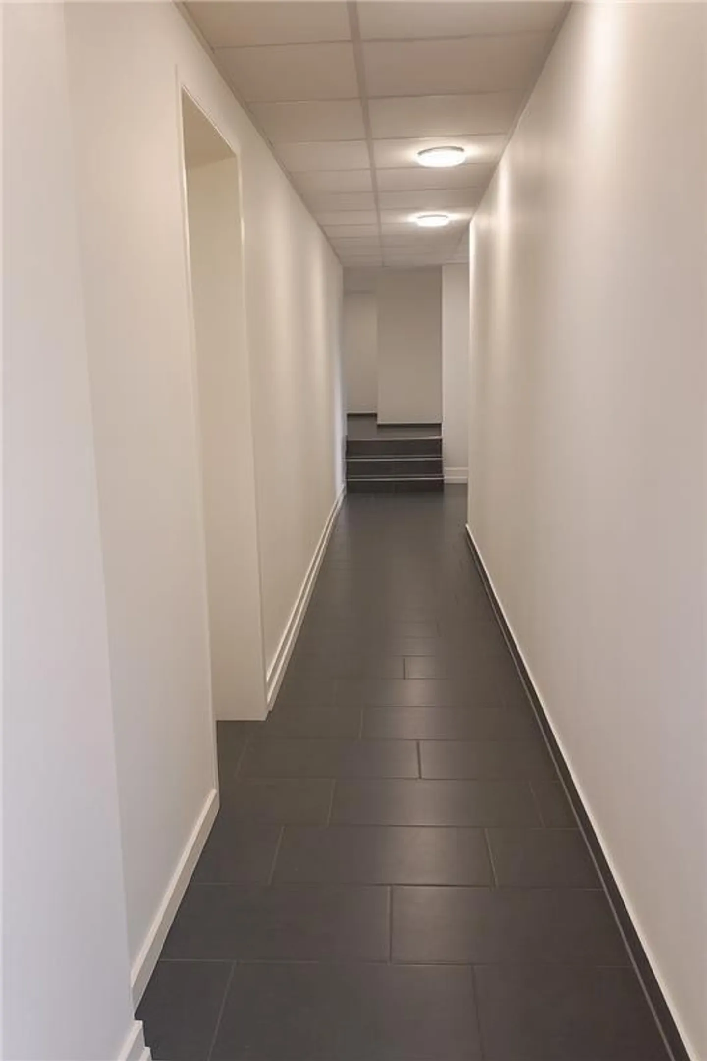 Modern commercial space with optimal accessibility and proximity to the lake - Photo 6 of 7