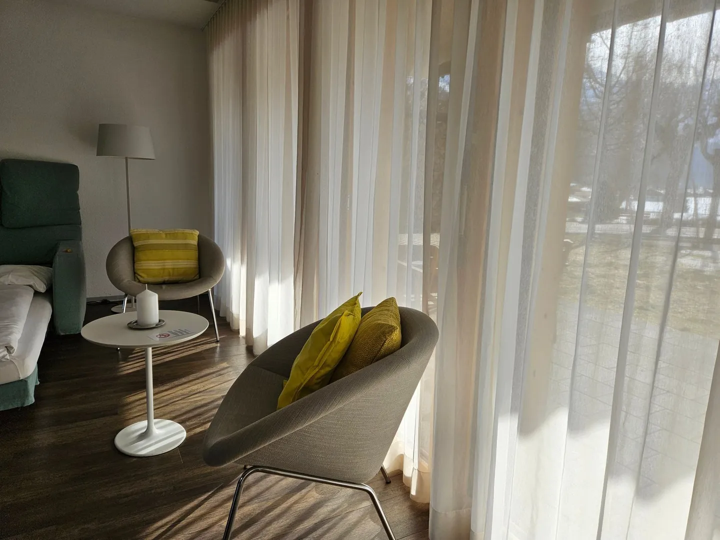 Luminoso appartamento per vacanze di 3,5 stanze con grande terrazza e vista sulle montagne nel bellissimo villaggio turistico di Lenk! - Foto 9 di 13