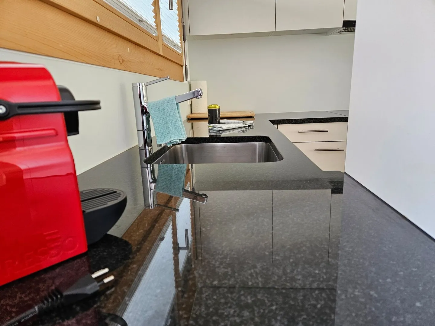 Luminoso appartamento per vacanze di 3,5 stanze con grande terrazza e vista sulle montagne nel bellissimo villaggio turistico di Lenk! - Foto 7 di 13