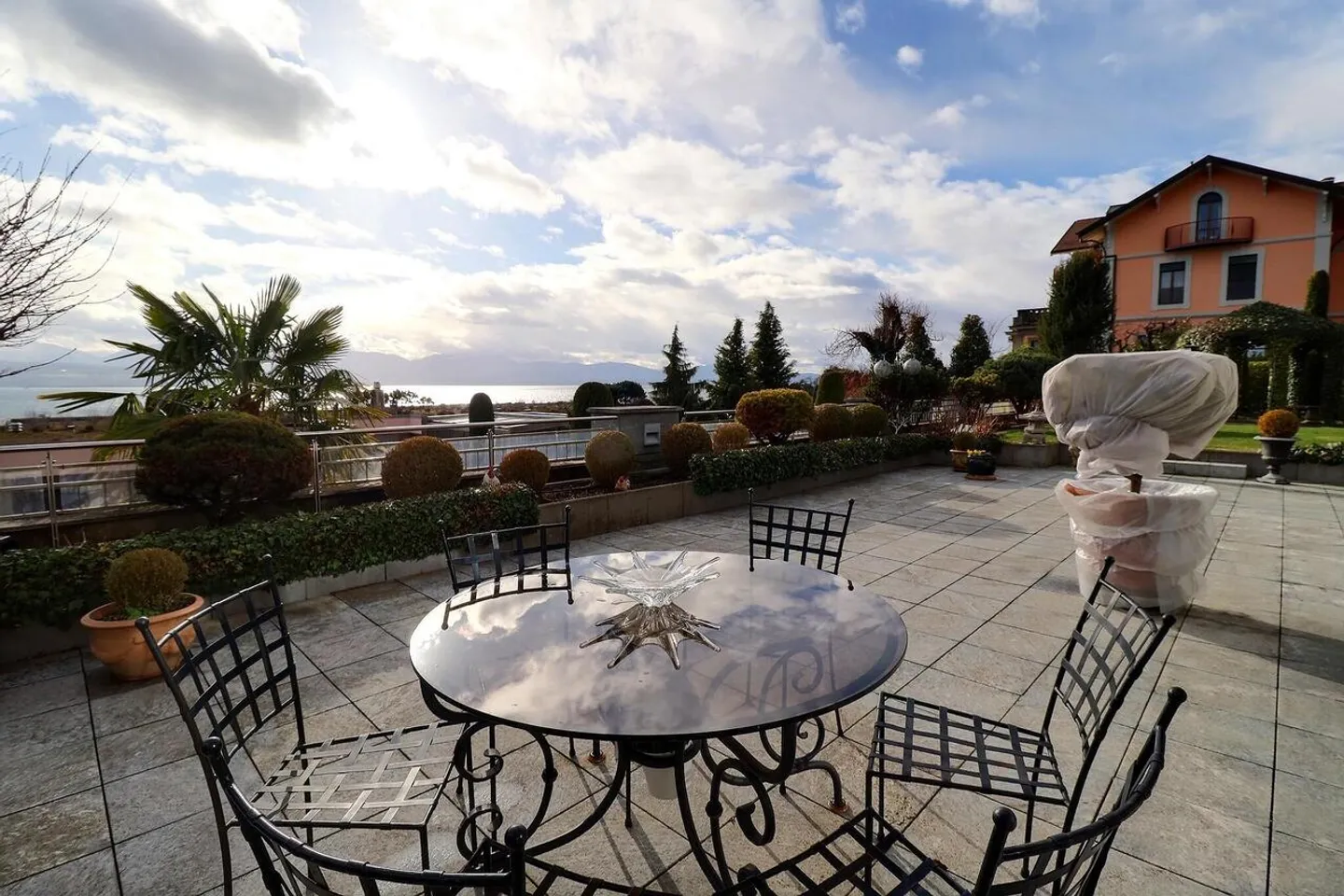 Magnifique appartement en viager occupé sans loyer. Vue sur le lac et port privé. - Photo 4 sur 34