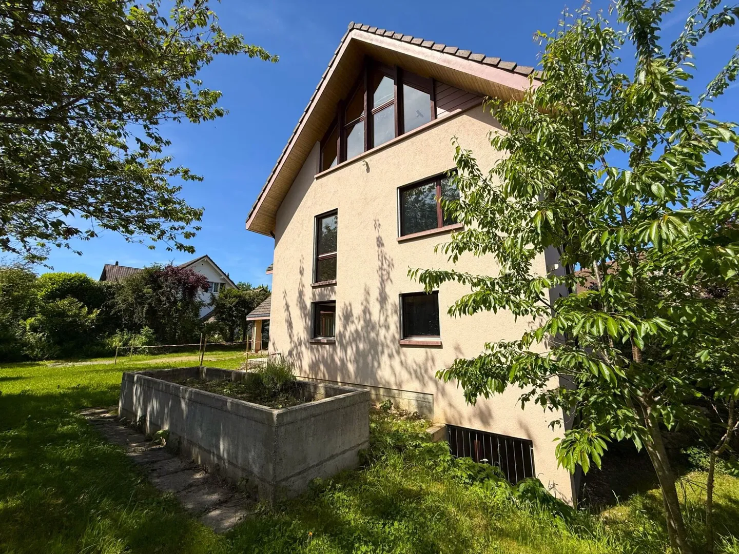 Spacious 9.5-Room Family Home with Over 400 m² of Living Space and Exceptional Privacy - Photo 3 of 6